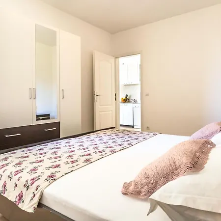 Jure Sea View Apartment *