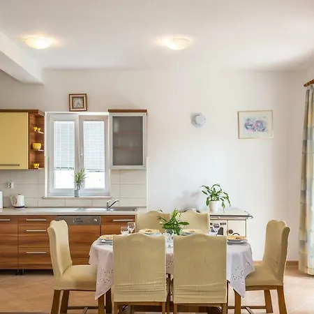 Jure Apartment *